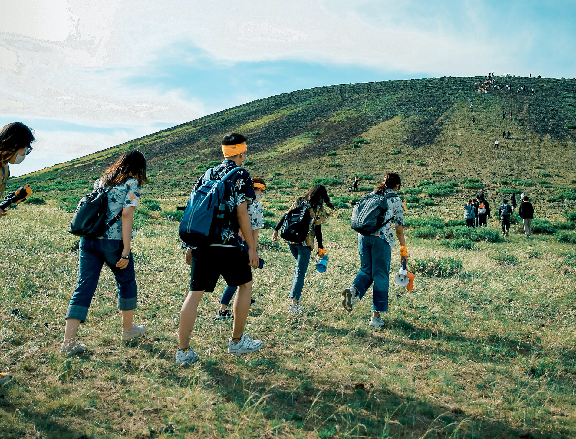 make friends on Canoe trekking simply with bag in the bag